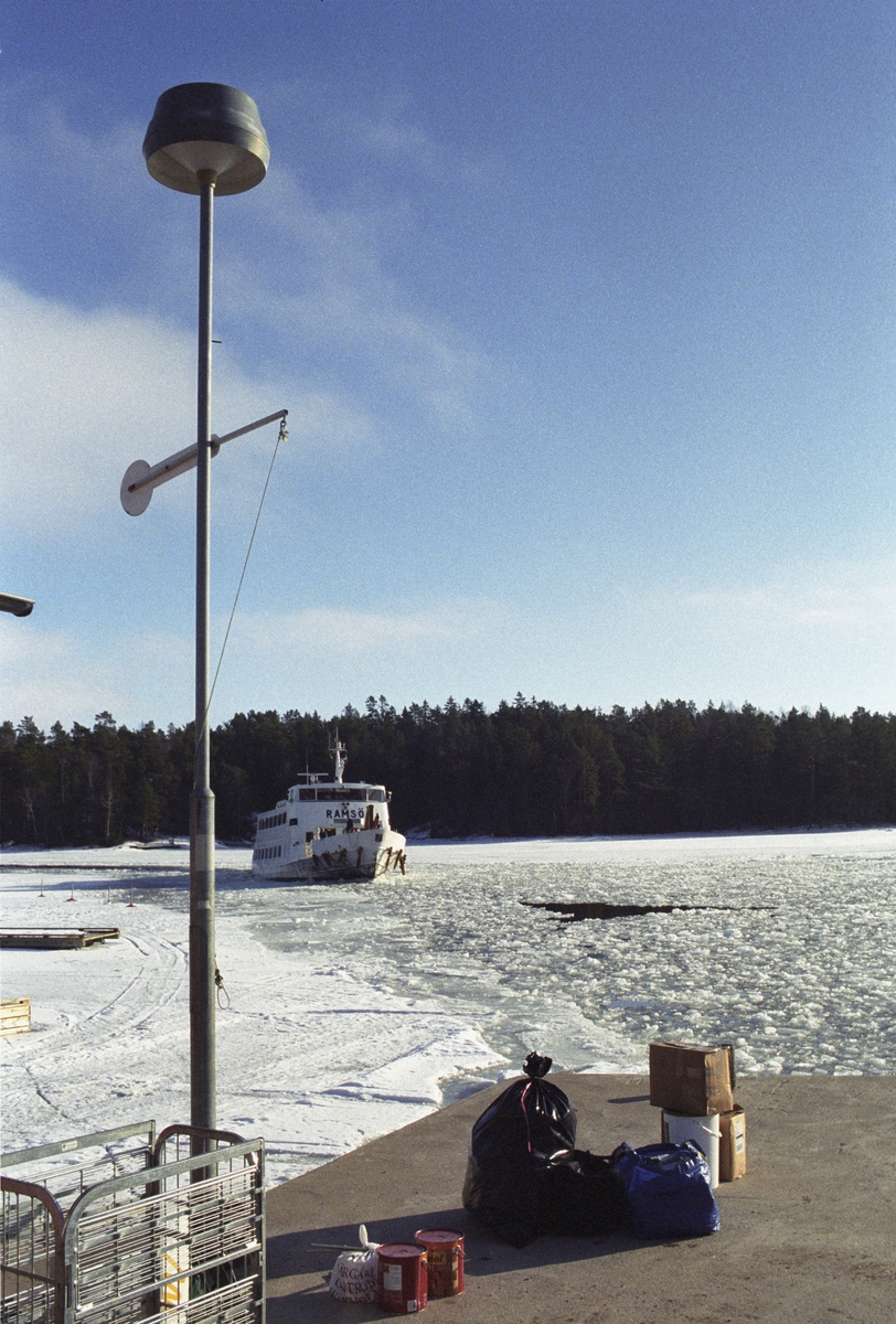 RAMSÖ på ingång till Ingmarsö sö. brygga. Skärgårdsprojektet 2003-2004 ...