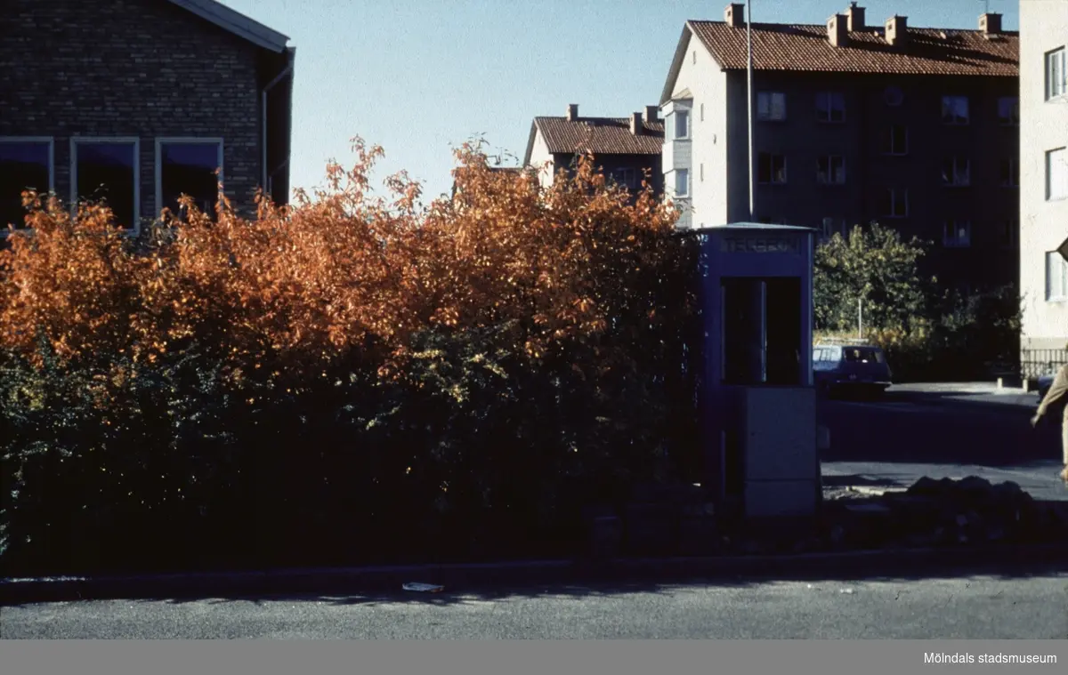 Vy åt nordväst från och mot Knarrhögsgatan i Mölndal, 1970-tal. I förgrunden står en blå telefonkiosk.