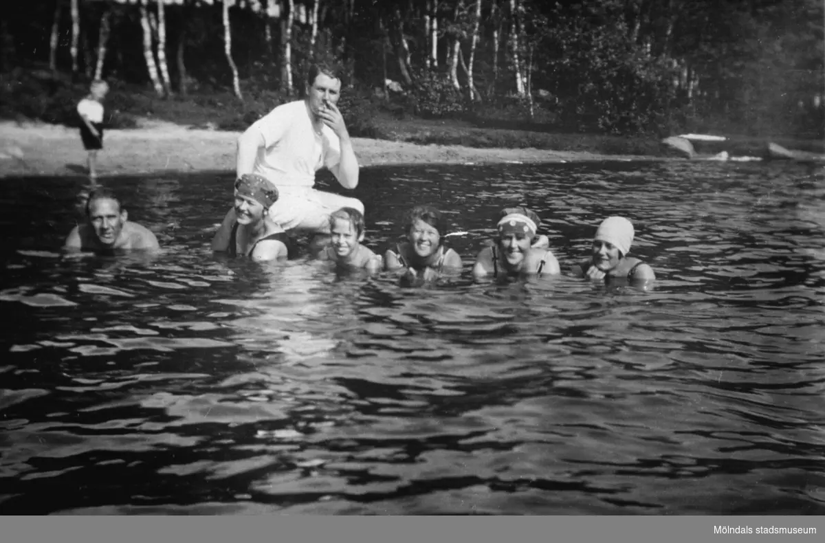 Några personer badar i Tulebosjön, 1930-tal. Det är antingen familjen ...