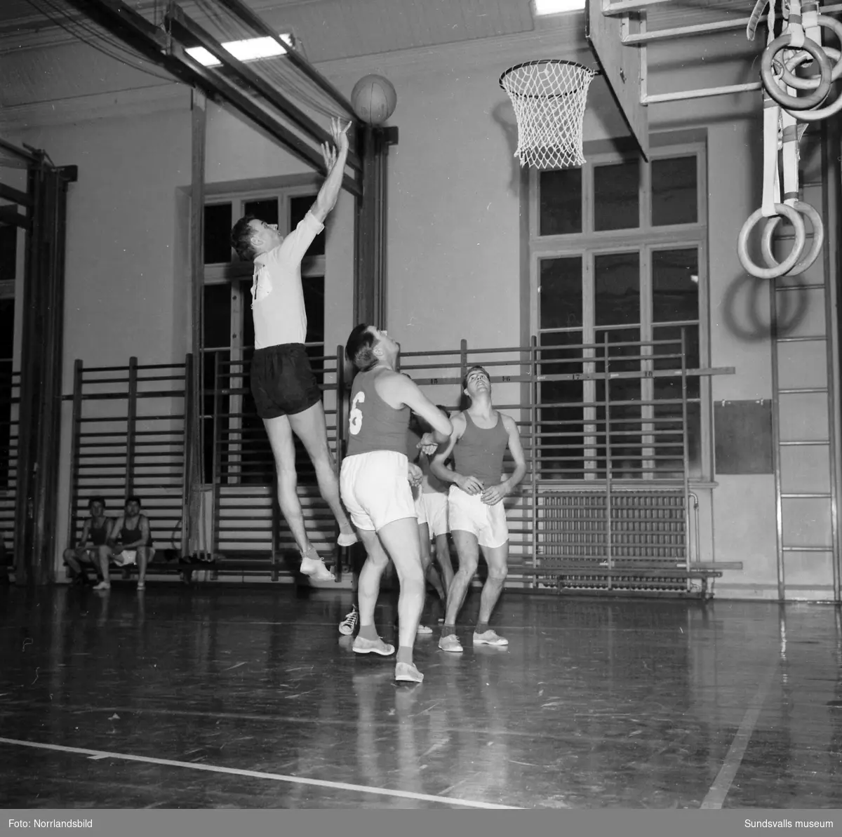 Basketmatch i läroverkets (Hedbergska) gymnastiksal.