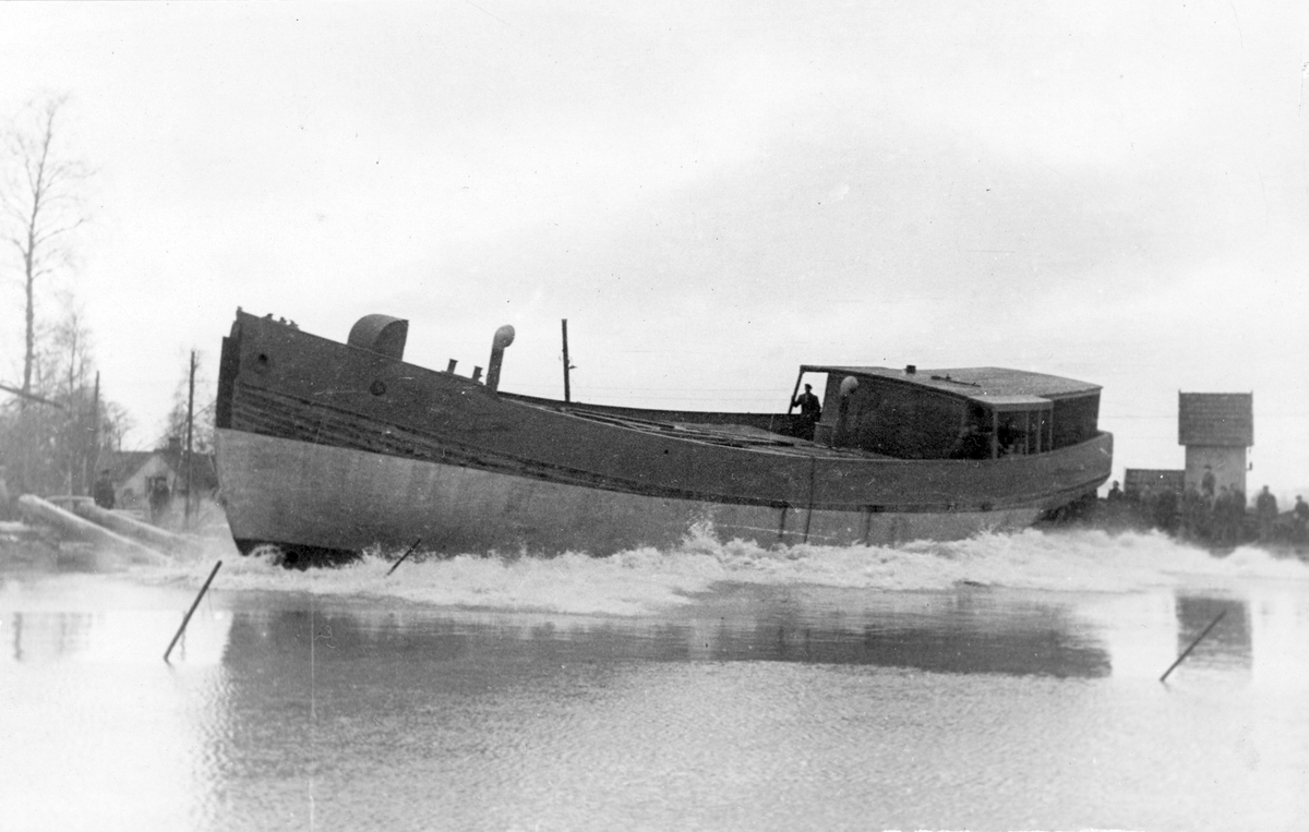 Negativ hos fotograf Algot Thörn, Sjötorp. M/S Peter under sjösättning i nov. 1948