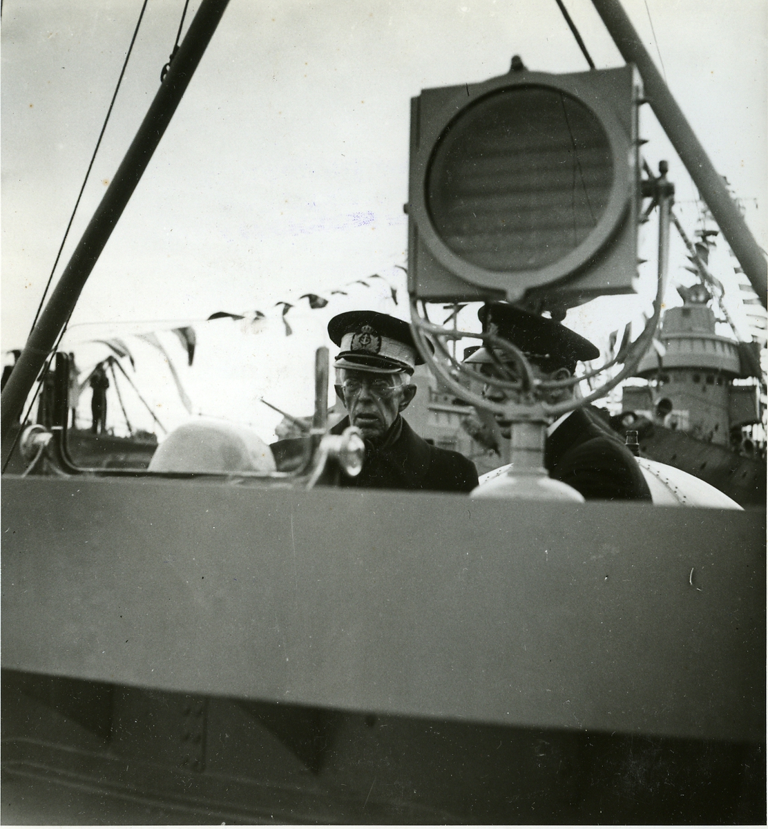 H.M. Konungen och Prins Bertil ombord på en torpedbåt vid Strandvägskajen.
