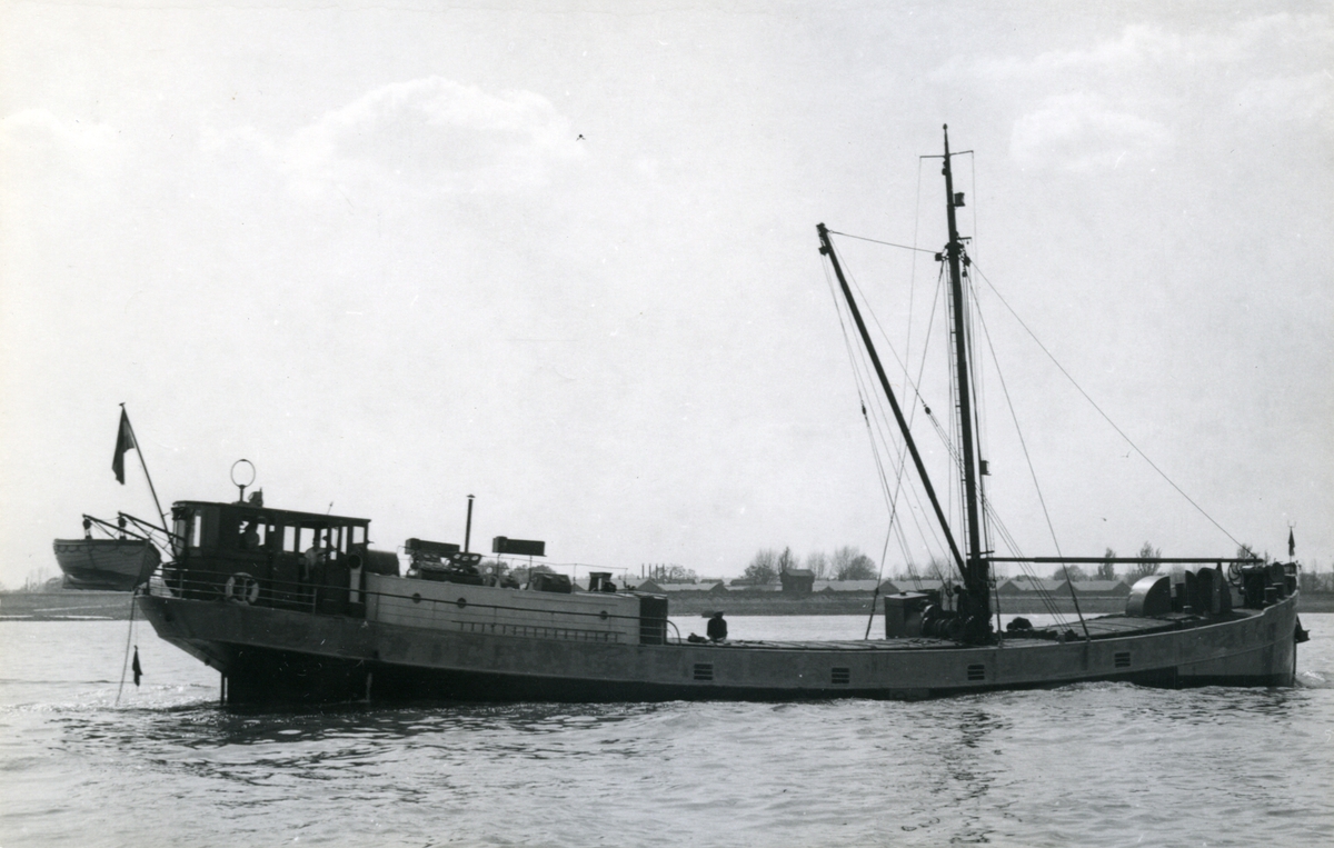Ägare:/1956-62/: Reederij Lotus, /1962-63/: Johs. van Lambaart. Båda med hemort: Rotterdam.