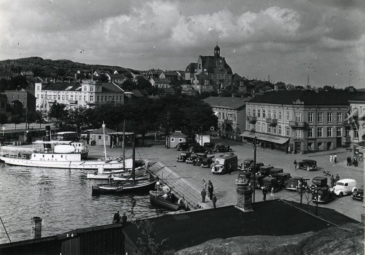 Inre hamnen med pass.-ångf Olava av Halden.