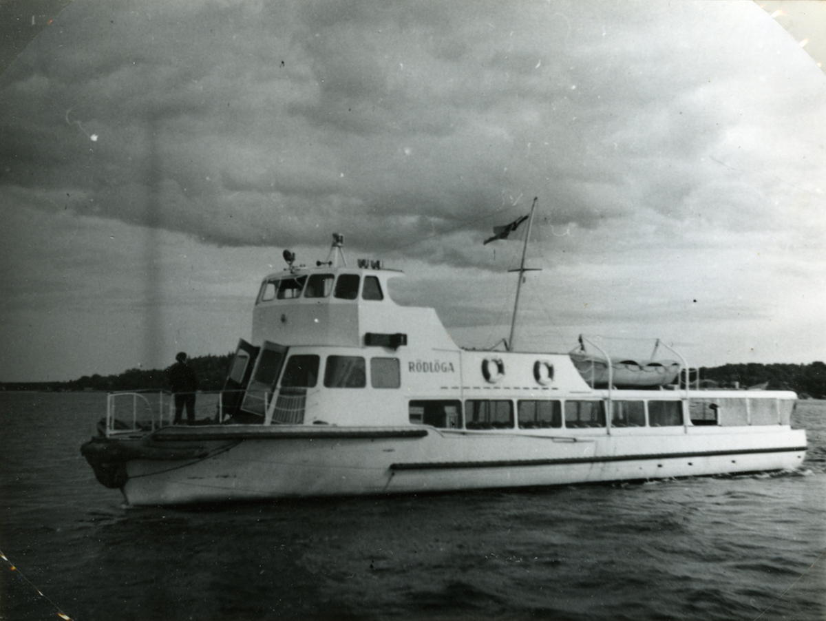 Fotodatum: 13/7 1952. Fartyget skall angöra Vaxholm. I bakgrunden ligger Tynningö.
