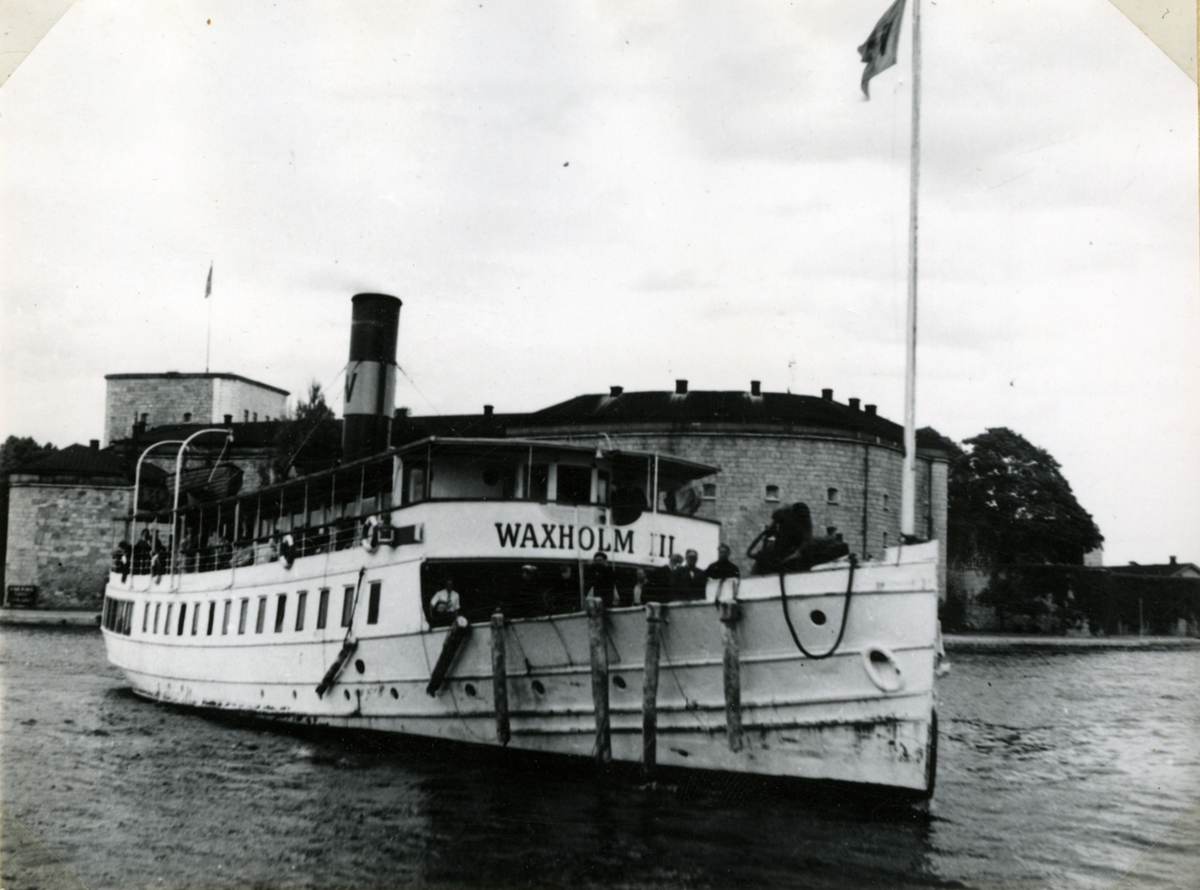 Foto 13/7 1952. Fartyget skall anlöpa Vaxholm vid kajen nedanför hotellet.
