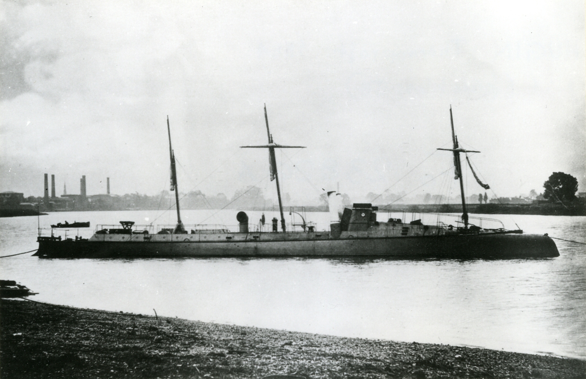 Svenska flottans första torpedbåt av 1:a klass, Hugin.
Båten som byggdes av Thornycroft i England försågs med extramast och segel före färden över Nordsjön.