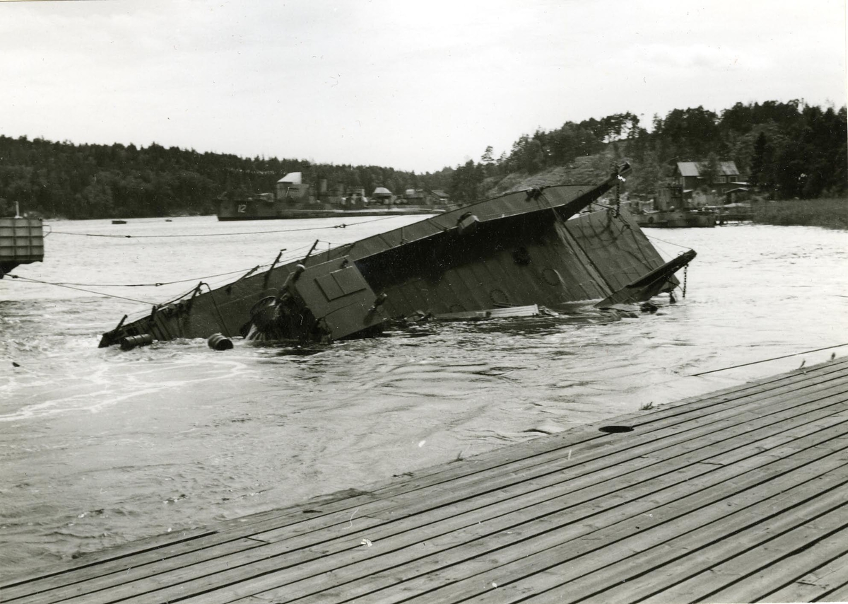 Den sjunkna landstigningsbåten L 51 bärgas på Hårsfjärden 1961.