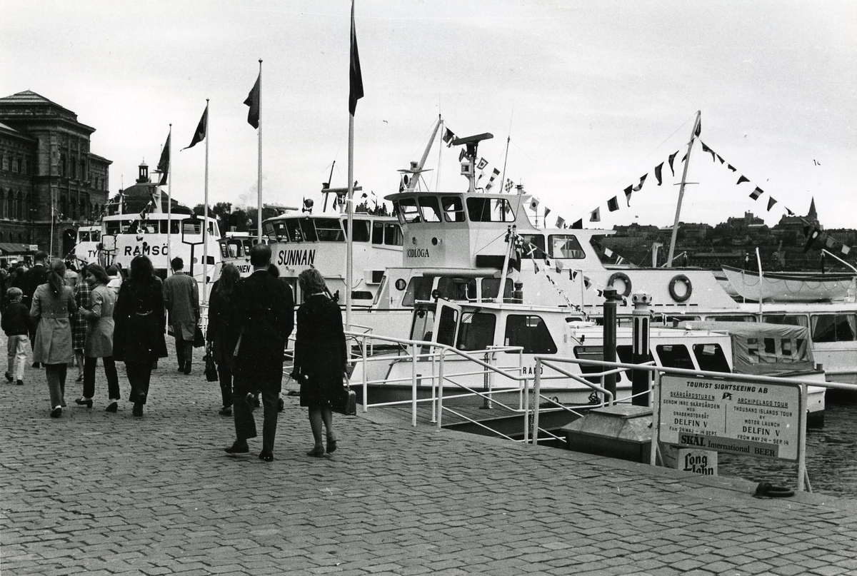 Hamnbild från Strömkajen i Sthlm. Foto 4.6 1969.  Fartyg från v. m/s Tynningö, m/s Ramsö, m/s Havsörnen, m/s Sunnan, m/s Rödlöga, m/s Rånö.