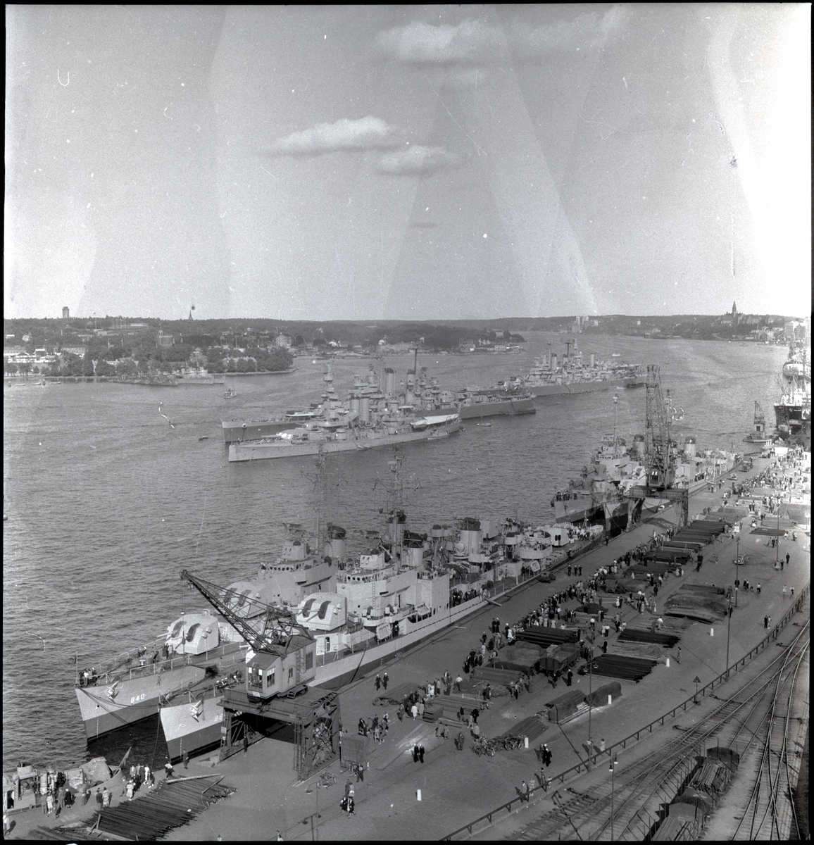 [från fotobeskrivningen:] [---] "Amerikansk eskader på besök i Stockholm omkr. den 13 okt. 1945. Bland de fartyg vilka äro förtöjda mellan bojar märken pansarskeppet SVERIGE - kustflottans flaggskepp." [sic]
[---]