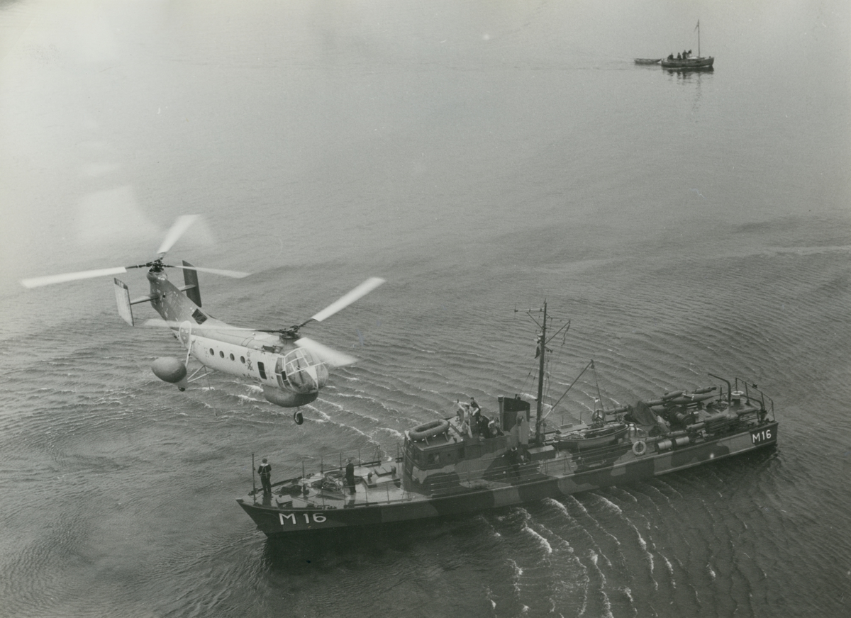 Minsveparen M 16 samt helikopter (HKP) i samövning på 1960 talet.