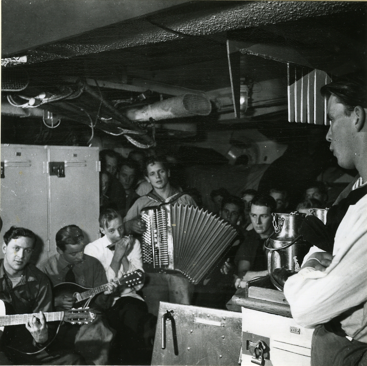 Fritidsunderhållning ombord på jagaren Malmö 1955.