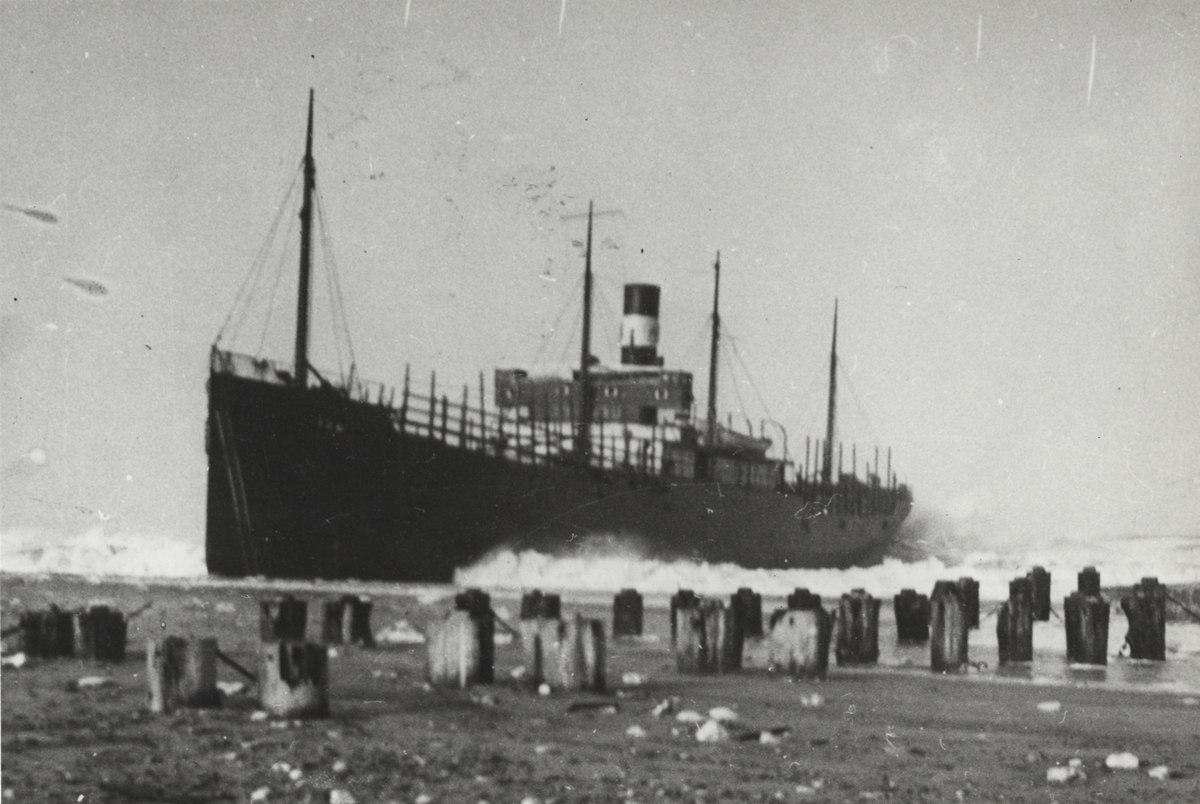 Lastångfartyget TOM av Stockholm, år 1934. Fartyget strandade under storm vid Hanstholm på Jyllands västkust. Manskapet blev räddat under dramatiska omständigheter. Bärgades i april 1934 av Switzer.