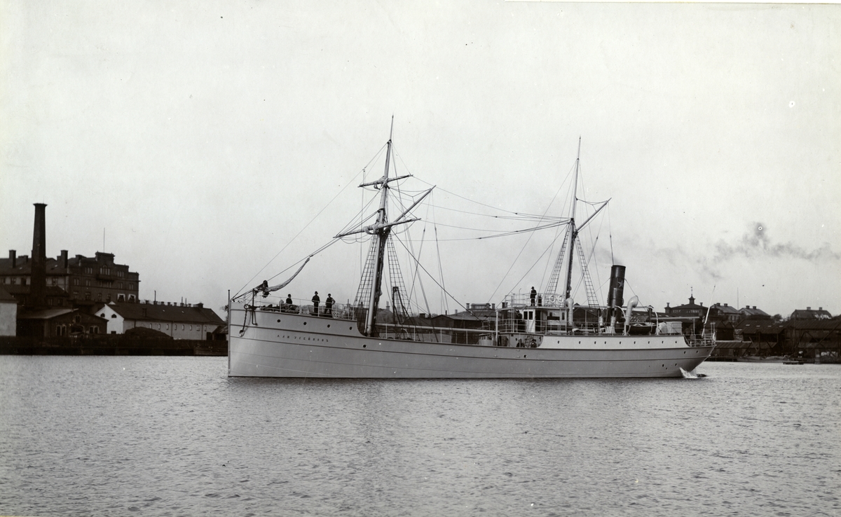 Tankångfartyget ALI OUSEJNOFF av Baku på utgående från Bergsunds M.V., Stockholm, år 1894.