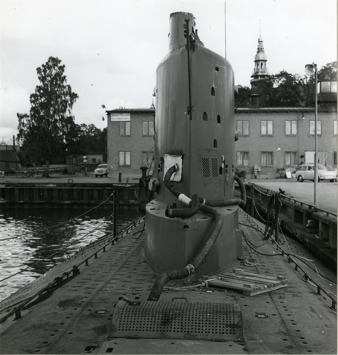 Foto visande manövertornet ubåten "Neptun" sett akterifrån.