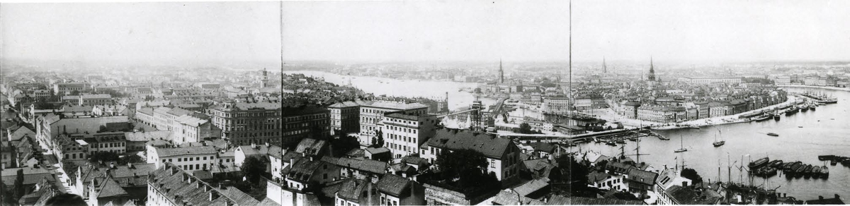 Panorama i sex bilder över Stockholms ström och Mälarsidan från 1890-talet.
Fotot taget från Katarina kyrka och vyn sträcker sig från inloppet till hamnen till Essingeöarna.