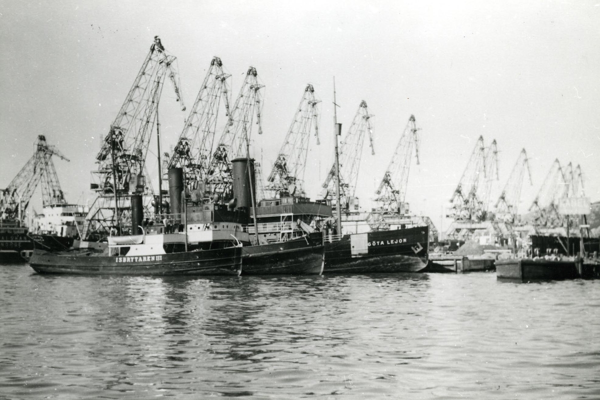 Foto i svartvitt visande Göteborgs tre isbrytare vid Lindholmshamnens pir i Göteborg, 1940-04-05.
