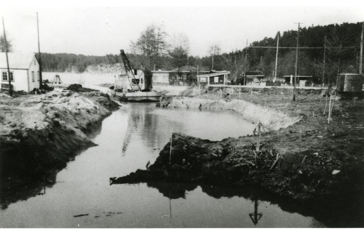 Gamla Dalarö.
Kanalbygget. Sista etappen av kanalbygget, som stod klart i maj 1939. Kanalen och hamnbygget vid Askfatet hade kostat 197.000 kr av vilken staten betalade 90%. Det gamla bussgaraget till vänster finns fortfarande kvar. T.h. dansbanan, som revs i slutet av 1940-talet.