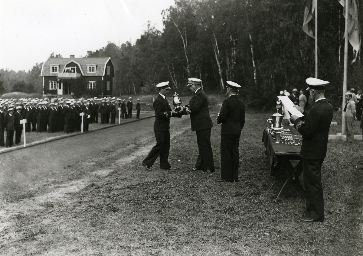 Officer mottager pris vid idrottstävling på kustflottans idrottsplats  på Vitsgarn, Hårsfjärden.