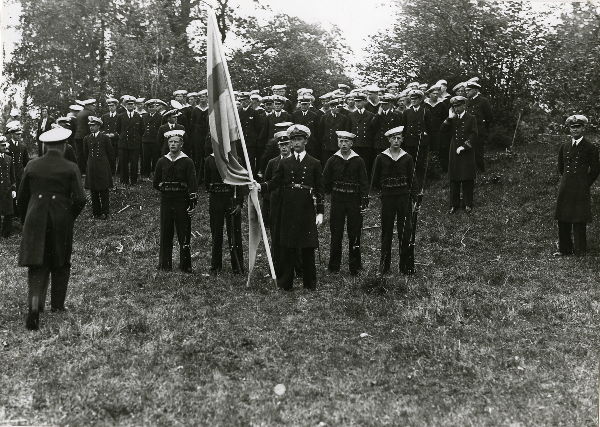 Officer med svensk flagga och vaktmanskap från torpedkryssaren Örnen.