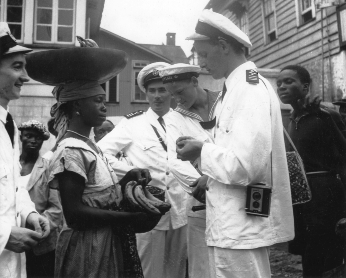 [från Fotobeskrivning:] [---] "Besättningsmän från kryssaren Fylgia köper bananer i västafrikansk hamn."
"Foto från Fylgias långresa till Medelhavet och Väst-Afrika 1947-48."