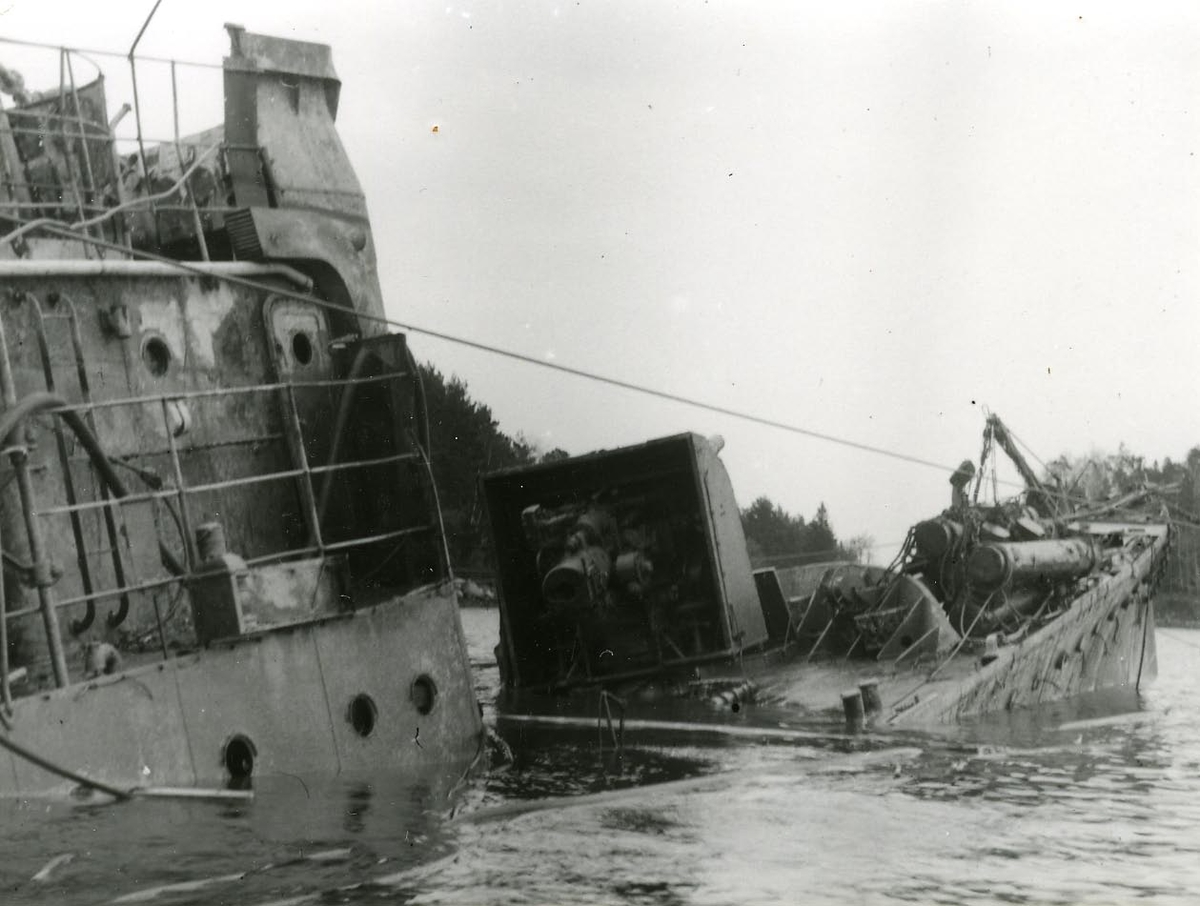 Bärgning av jagarna Klas Horn, Klas Uggla och Göteborg som sjönk vid en explosion den 17 sept. år 1941.