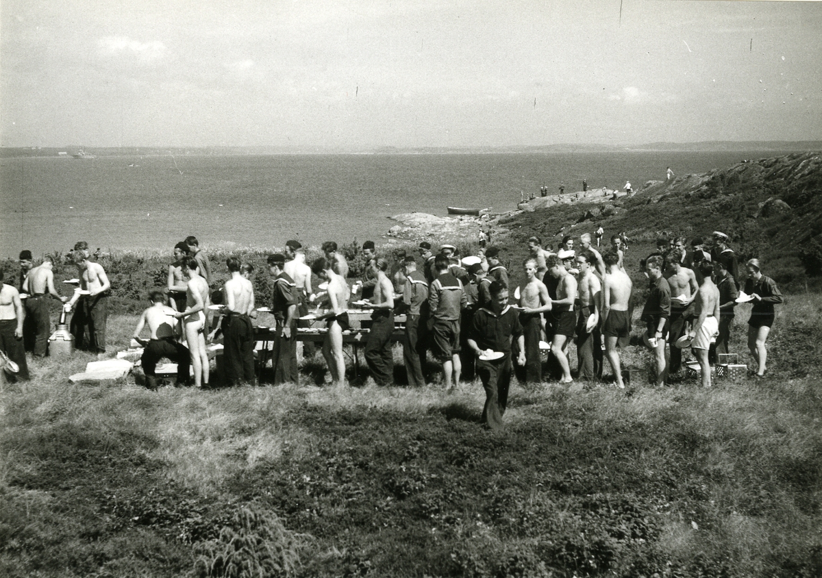 Kustflottans friluftsdag vid Kungsbackafjorden den 21 juli 1948, dags att äta.