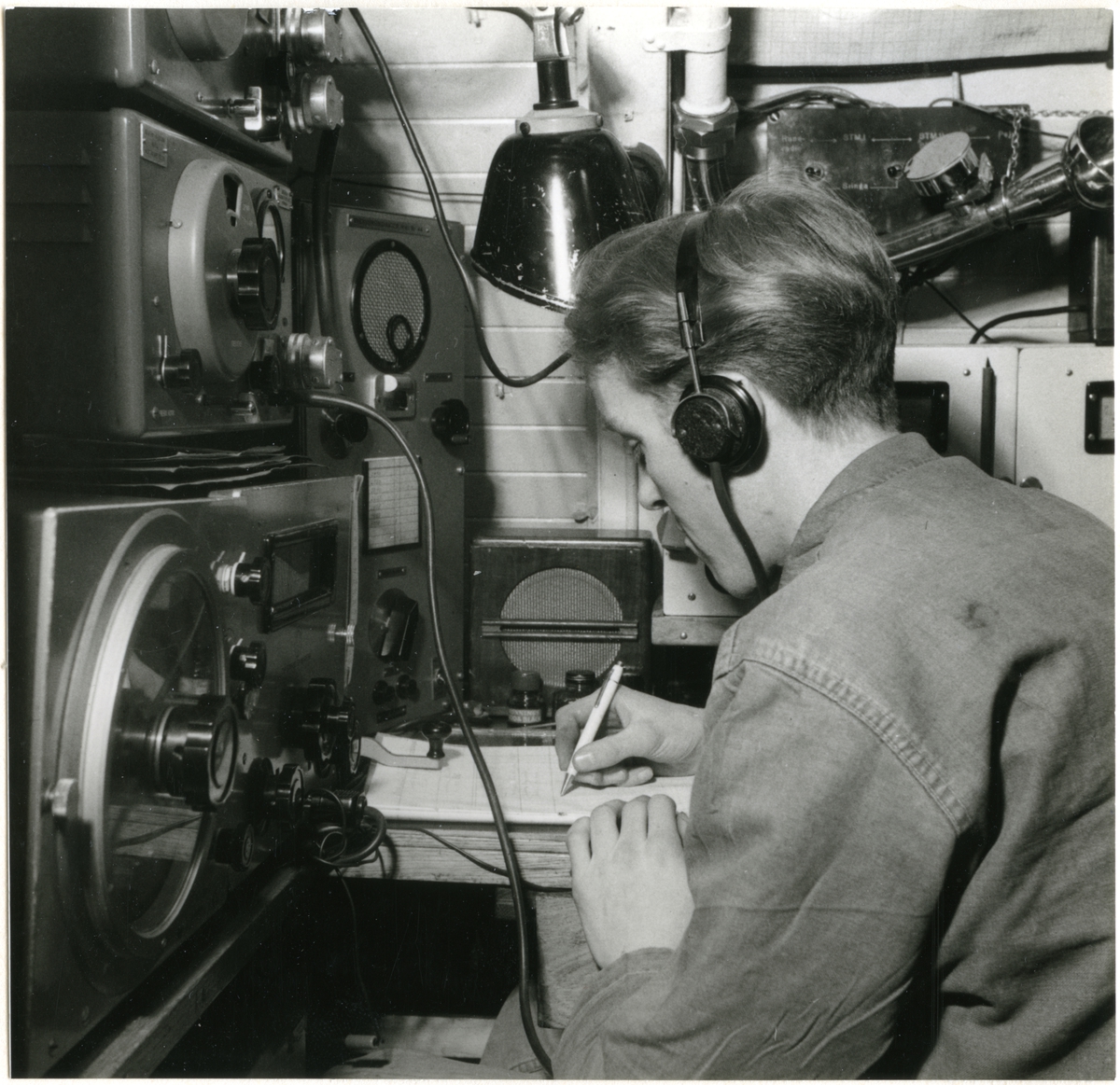 Radiotelegrafisten ombord på ubåten Sjöhästen år 1949. - Sjöhistoriska ...