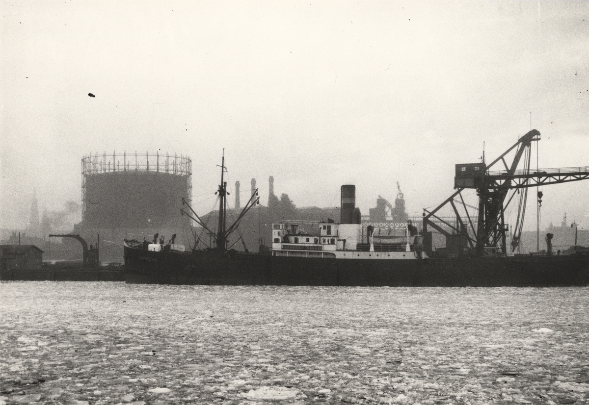 Lastångfartyget LARACHE av Oldenburg i Hamburgs segelschiffshafen, febr. 1924.