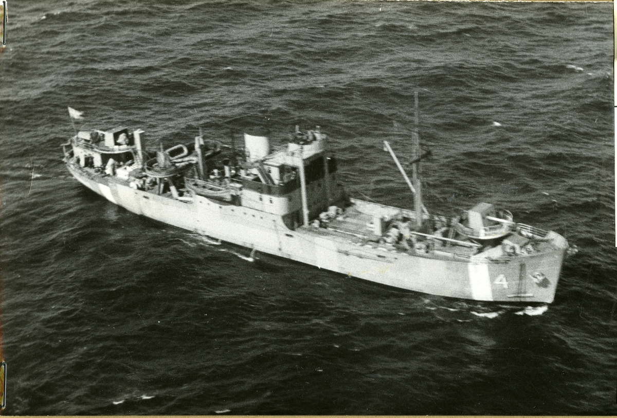 Hjälpkryssaren 4, Waria, under spaningarna efter den förlista ubåten Ulven.