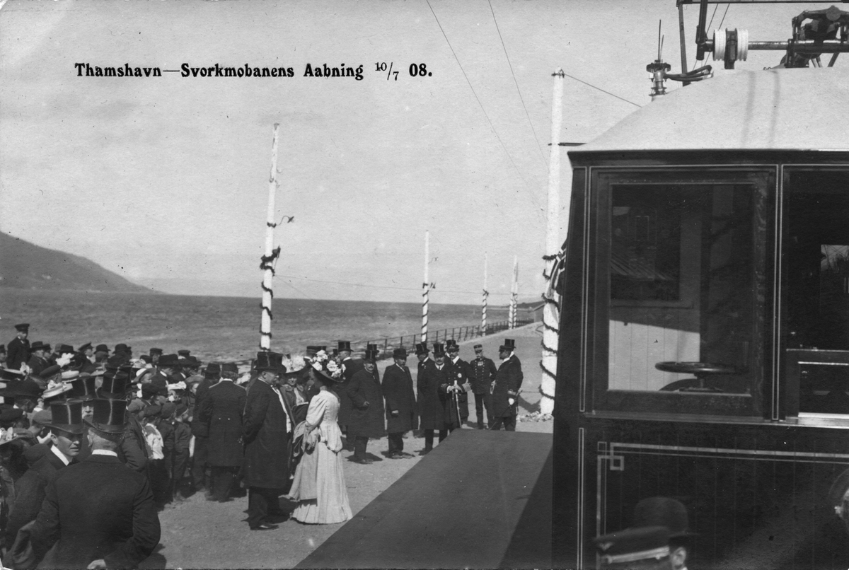 Mottagelse av Kong Haakon VII på Thamshavn stasjon.