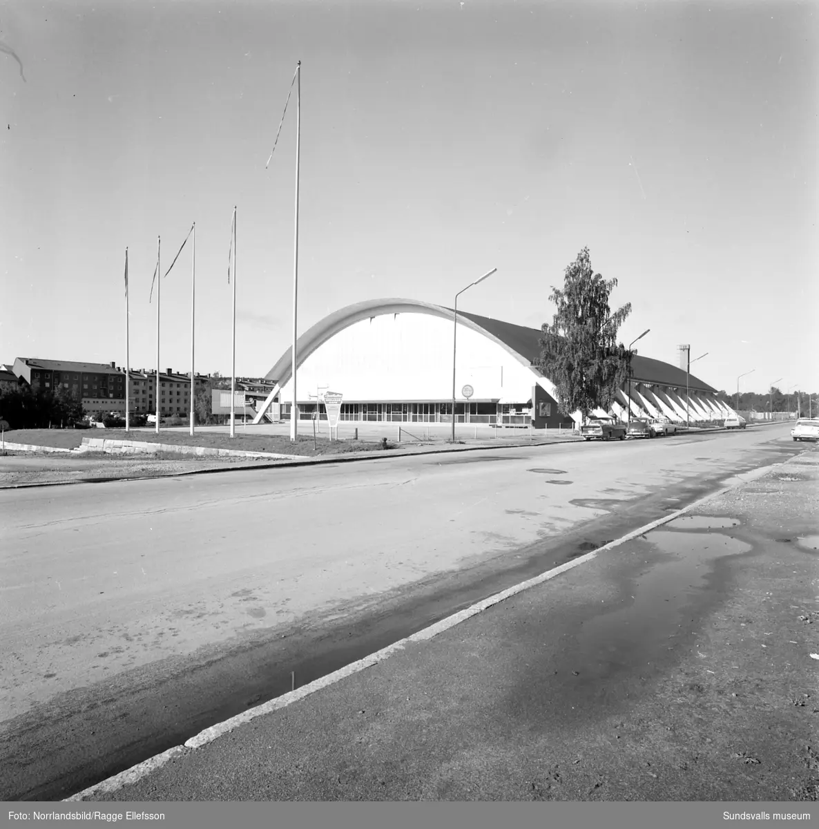 Exteriörbilder från olika håll på Sporthallen i Sundsvall.