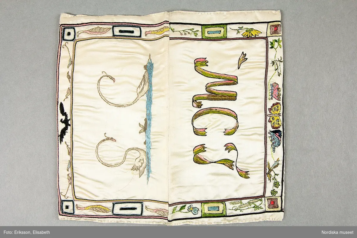 Sedel
Trompe-l'oeil-stilleben med gåspenna, tidningar och kort med text.