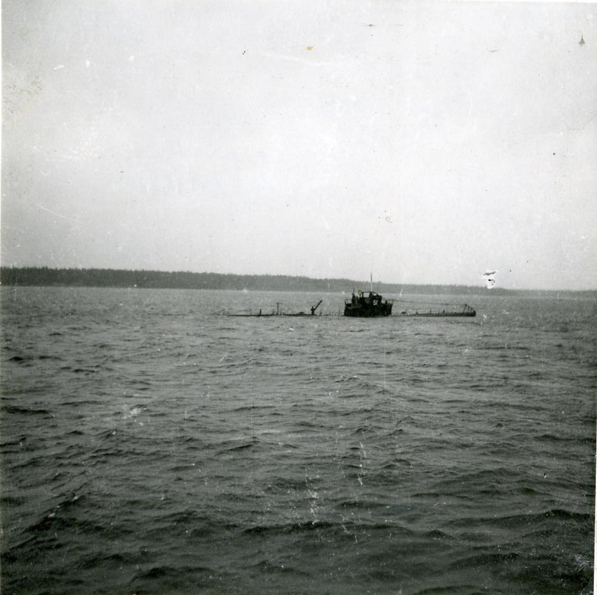 U-båten Svärdfisken:
På väg upp efter en dykning.