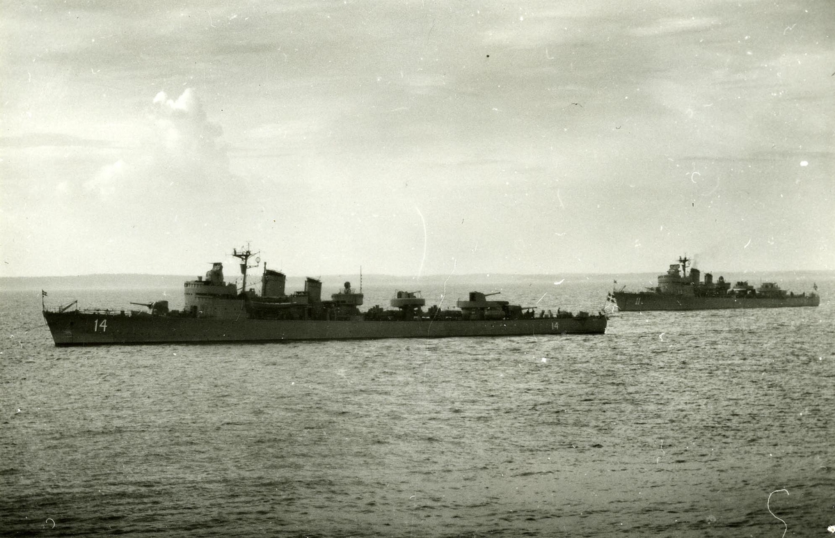 Jagarna Visby och Kalmar i Kustflottan den 31 aug. 1948.