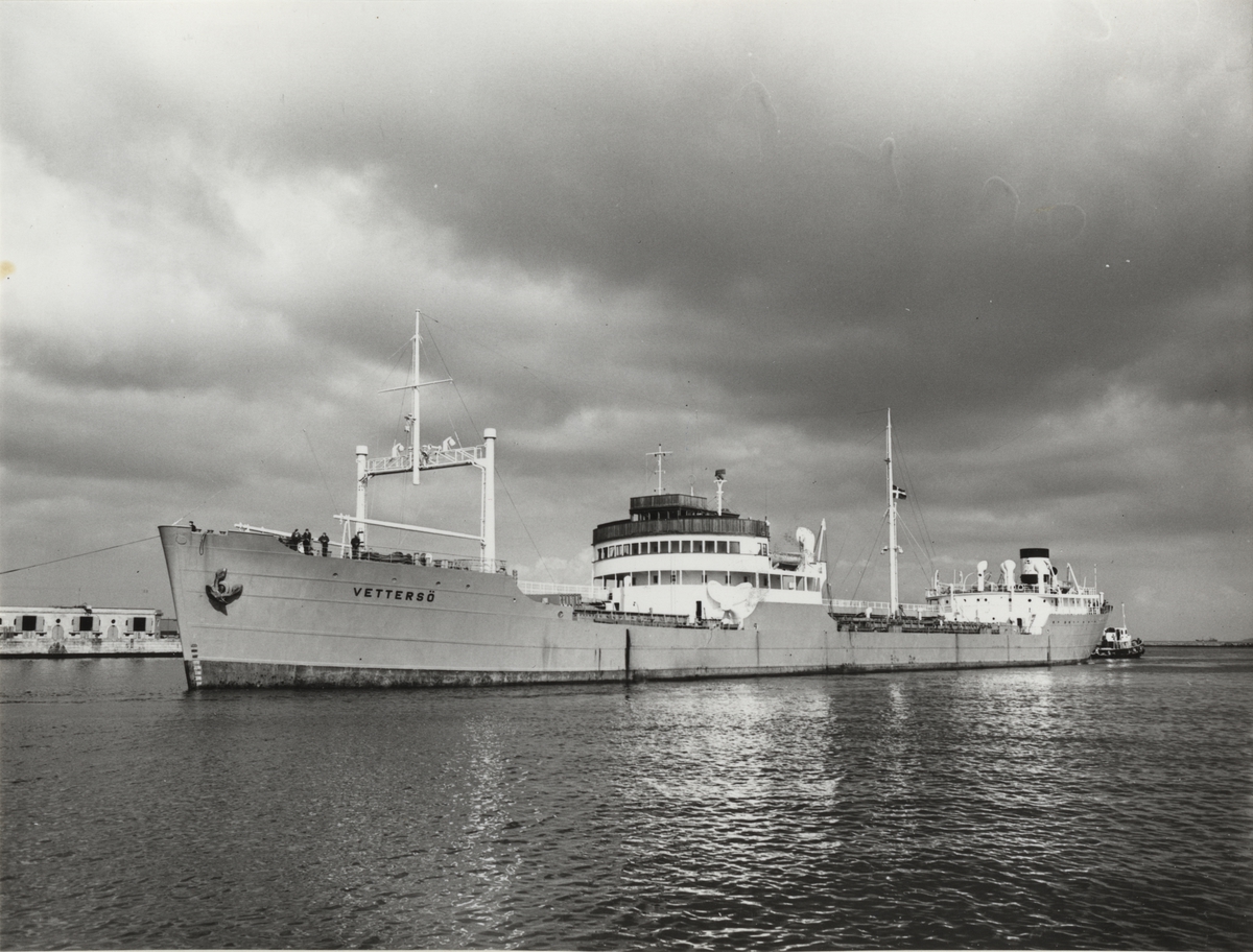 Foto i svartvitt visande malm- & tankmotorfartyget "VETTERSÖ" taget under april månad 1962.