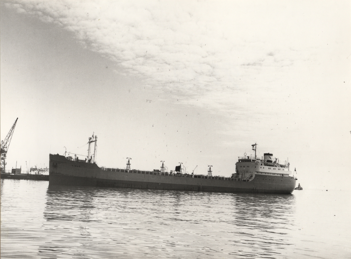 Foto i svartvitt visande malm- & tankmotorfartyget "RINDÖ", taget i Köpenhamn under maj månad 1962.