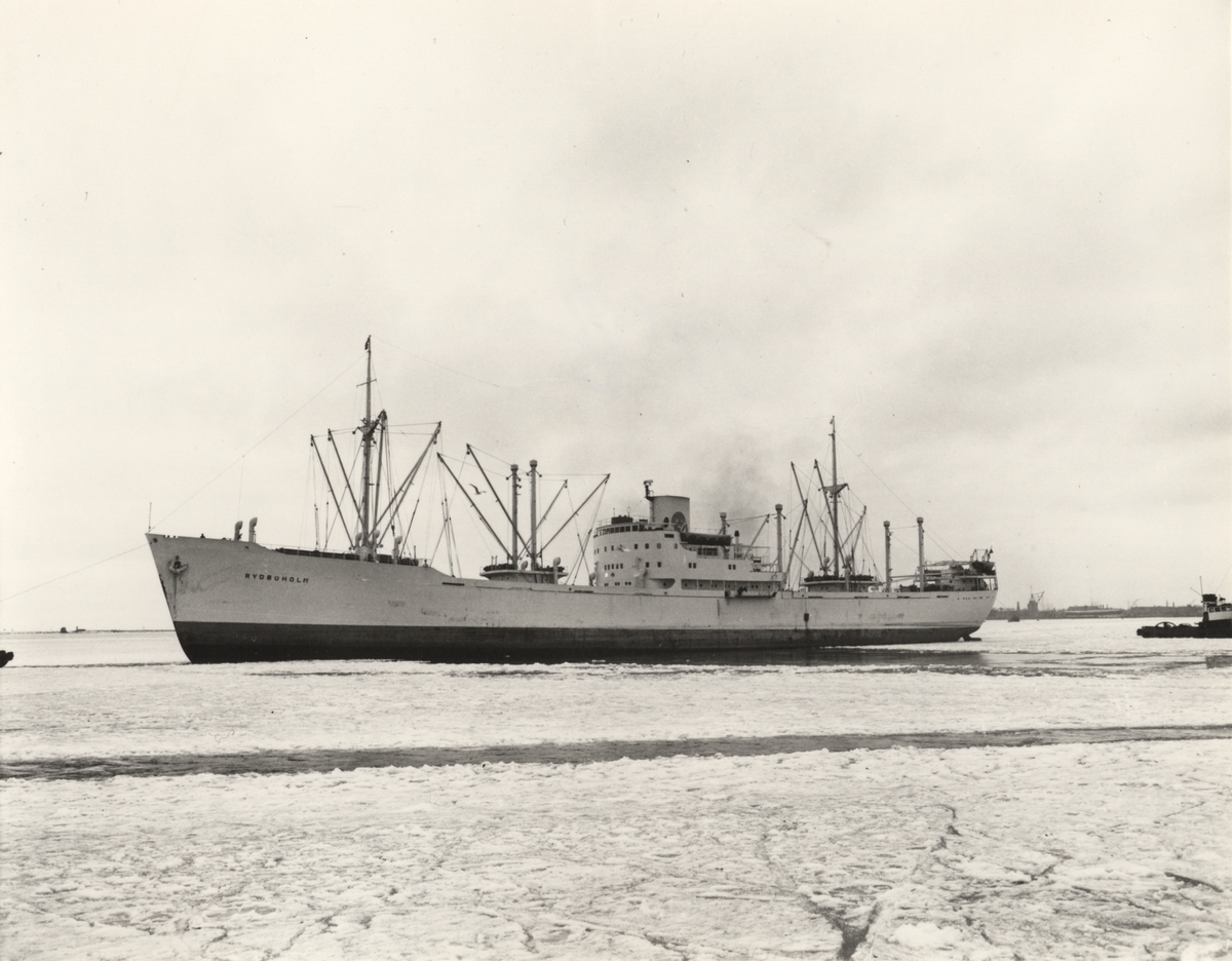 Foto i svartvitt visande lastmotorfartyget "RYDBOHOLM" i Köpenhamn under någon av vintermånaderna år 1954.