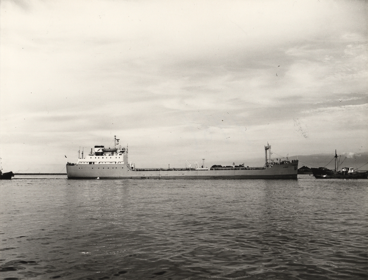 Foto i svartvitt visande malmtankmotorfartyget "LINDÖ" i Köpenhamn under år 1958.