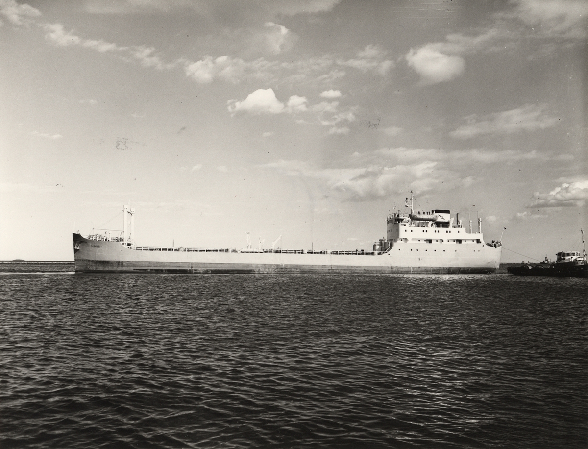 Foto i svartvitt visande malmtankmotorfartyget "LINDÖ" i Köpenhamn under år 1958.