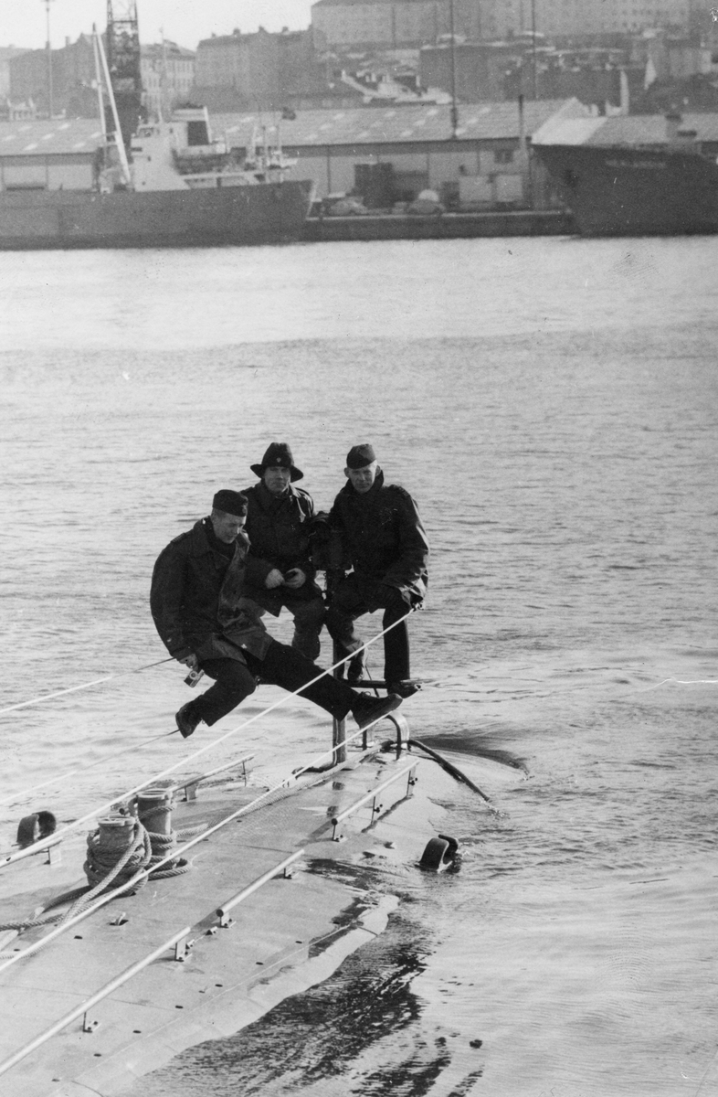 Ubåten Makrillen trimmad för att ladda torpeder i Haraldmagasinet i aktern, år 1967
