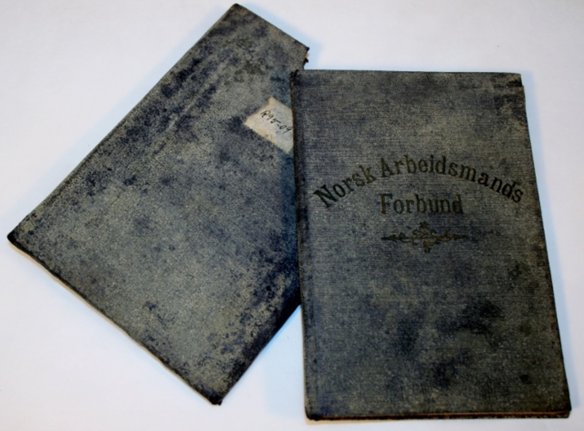 Medlemsbok med futteral fra Norsk Arbeidsmans Forbund med et brev inni.