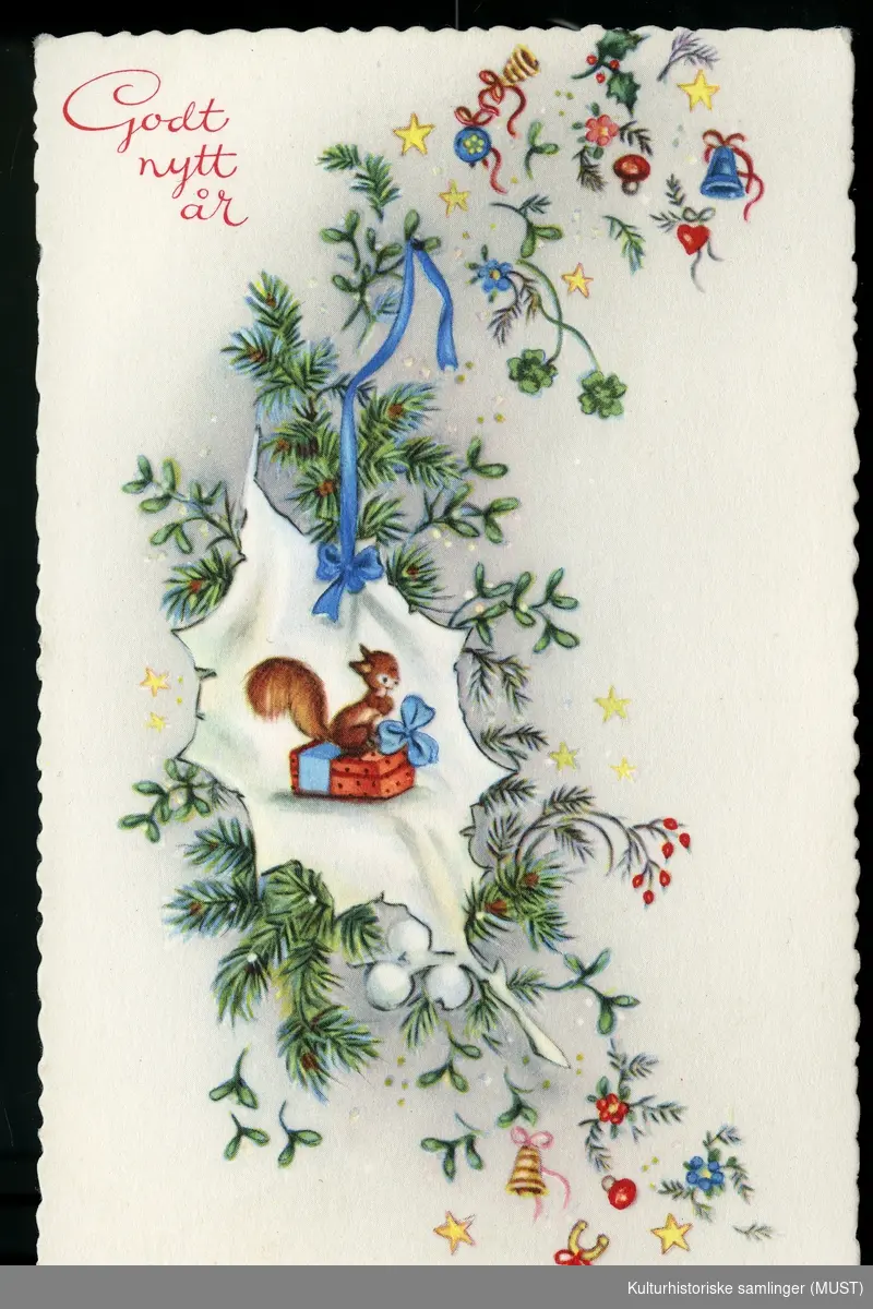 Jule og nyttårskort solgt fra Hustvedt.
Juedekorasjon med et ekorn som sitter på en gave

Godt nytt år