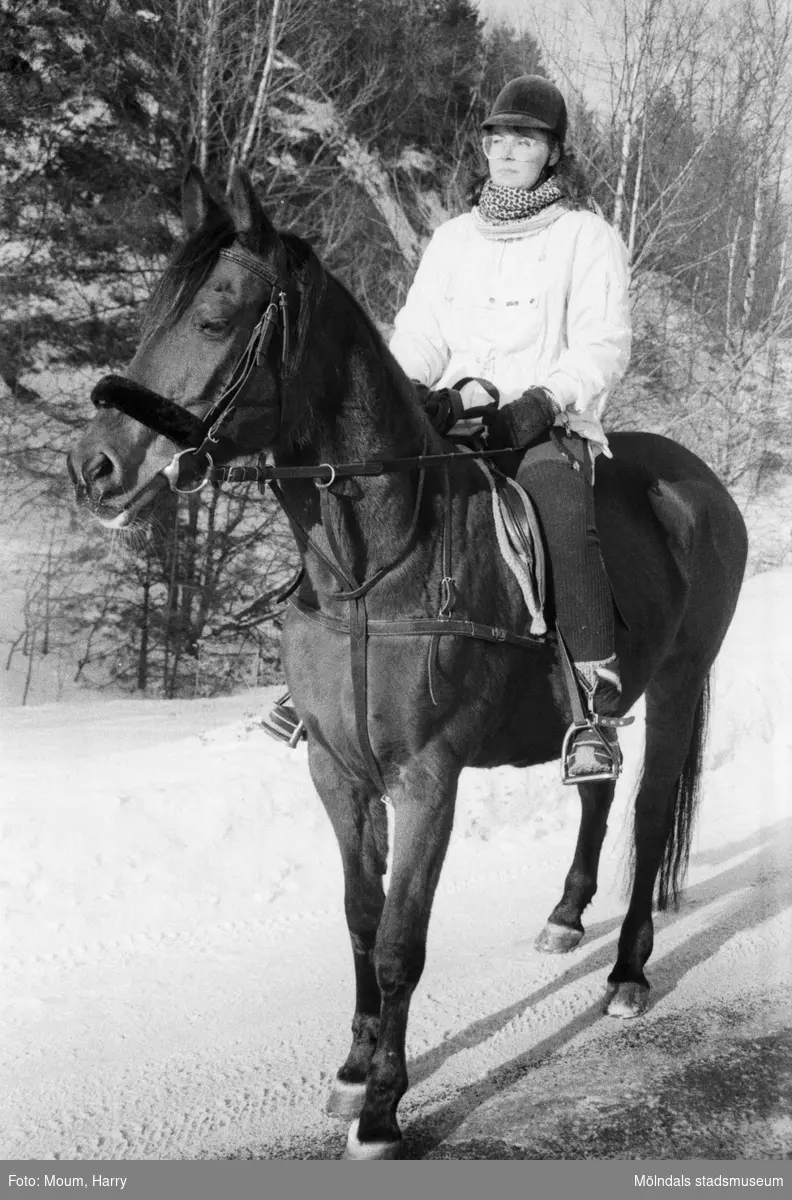 Flicka rider på häst vid Mölndals Ridskolas anläggningar i Ranered, år 1985. "Katarina Ljung och Biamata."

För mer information om bilden se under tilläggsinformation.
