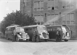 Tre busser fra Klæburuten med sjåfører foran hovedbygningen 