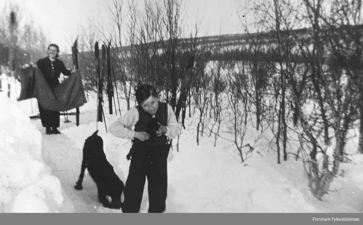 Mor og sønn, Gjertrud og Bjørn Ottar Betten på skitur i Rasjok (Rassejåkka) i Tana.