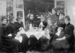 Kaffeselskap hjemme hos fru Helga Grebstad. Hun var - i till