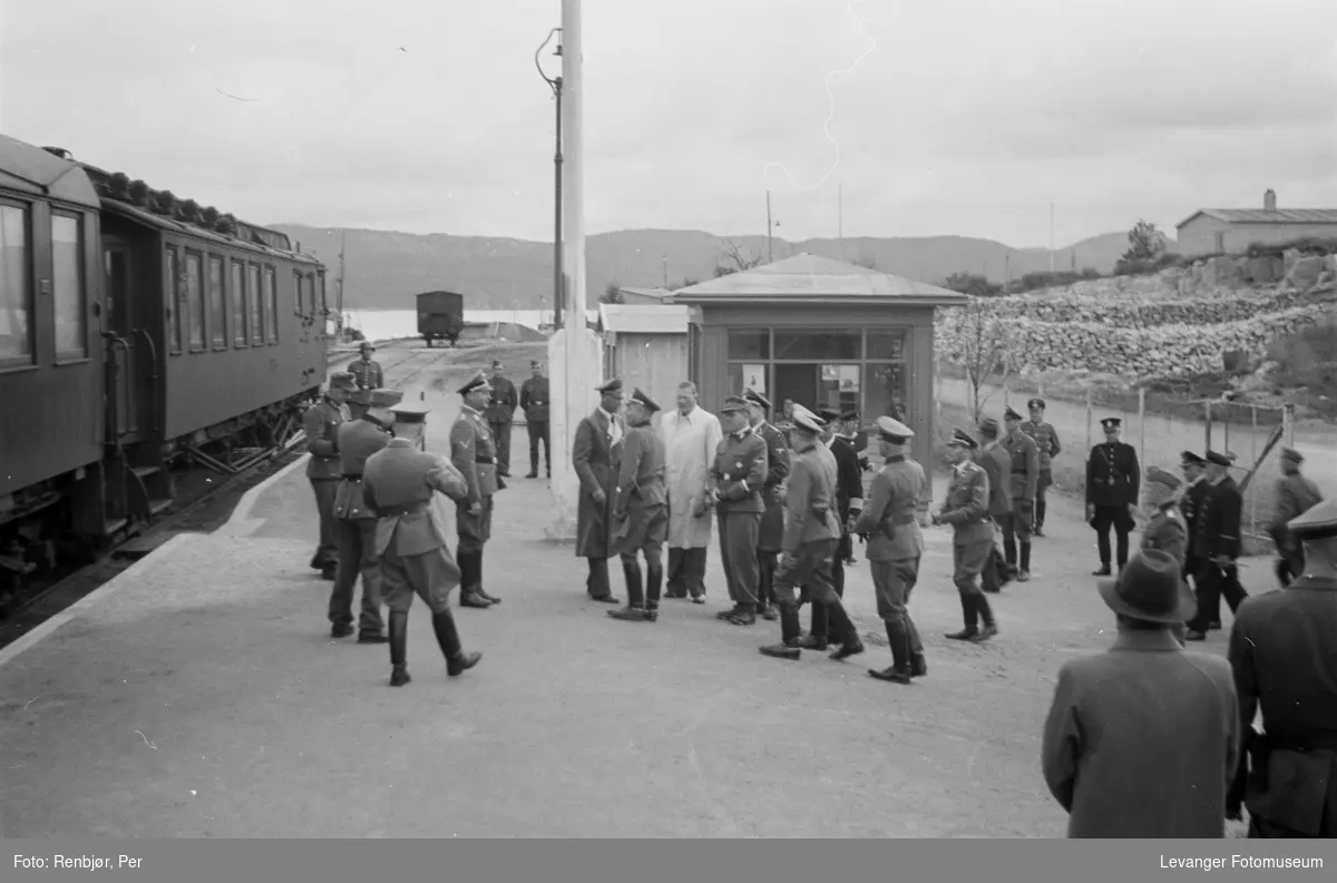 Høyere tyske offiserer ankommmer  Namsos stasjon juli 1942.