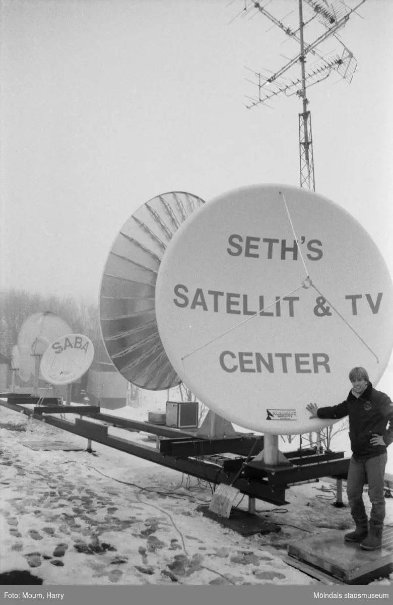 Seth Larsson på taket till det nybyggda Seth's Antenn och TV-service AB i Lindome, år 1985.

För mer information om bilden se under tilläggsinformation.