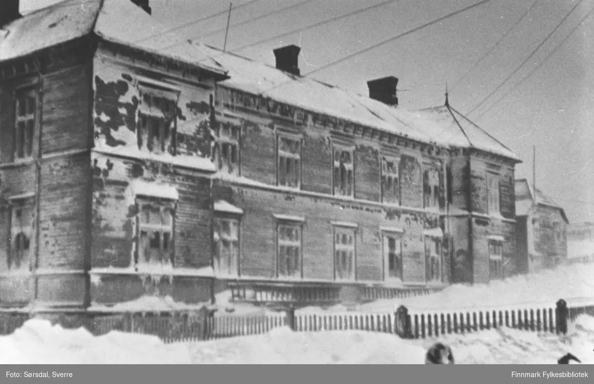 Bildet av Vardø sykehus etter snestorm 1936.